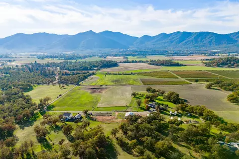556 Mcdonough Rd, Gold Hill, OR 97525