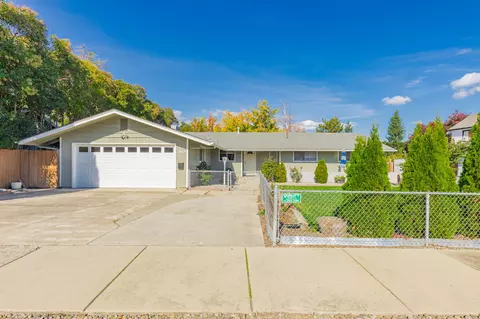 1849 Hybiscus St, Medford, OR 97504