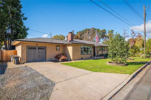 448 NE 12th St, Grants Pass, OR 97526