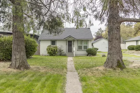 1311 SW G St, Grants Pass, OR 97526