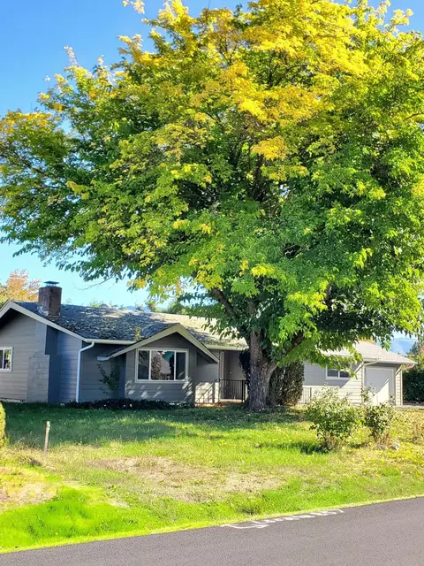 857 Mesman Dr, Grants Pass, OR 97527