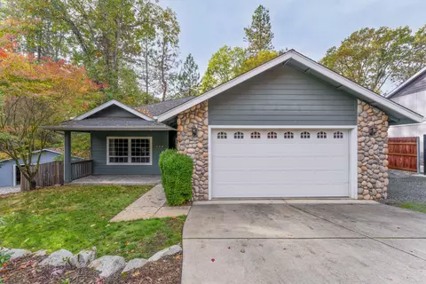 102 Sunnybrooke Ct, Rogue River, OR 97537