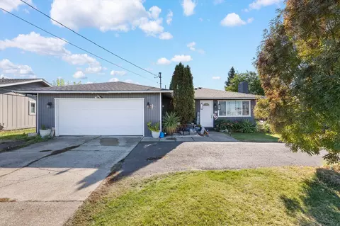 2020 Delta Waters Rd, Medford, OR 97504