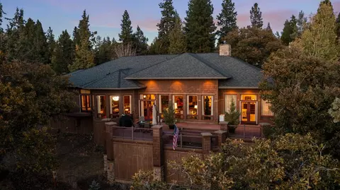 6012 Coopers Hawk Rd, Klamath Falls, OR 97601