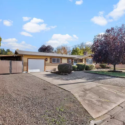 213 Corcoran Ln, Central Point, OR 97502