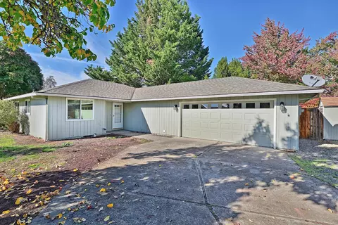2406 Pinebrook Cir, Medford, OR 97504