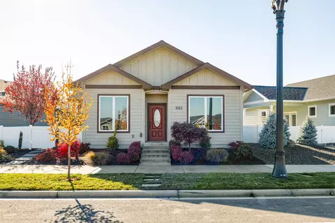 1513 N Haskell St, Central Point, OR 97502