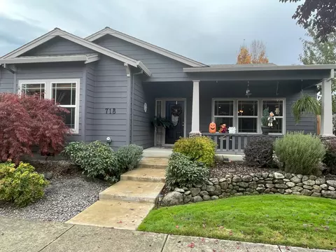 718 Isherwood Dr, Central Point, OR 97502