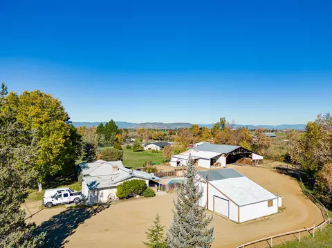 778 W Justice Rd, Central Point, OR 97502