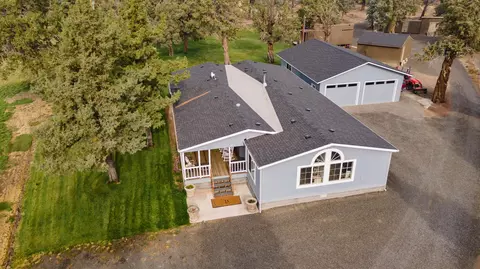 63680 Gentry Loop, Bend, OR 97701 photo 4