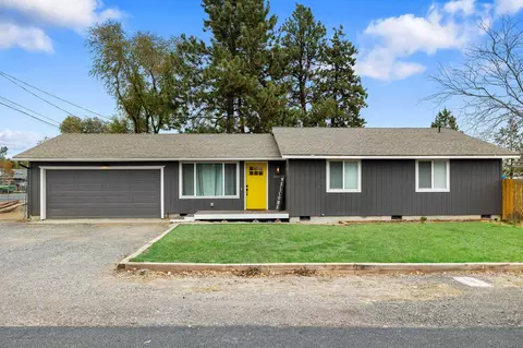 2047 SW Reindeer Ave, Redmond, OR 97756