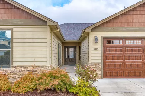 983 Pumpkin Ridge Dr, Eagle Point, OR 97524 photo 3