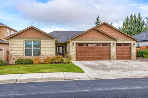 983 Pumpkin Ridge Dr, Eagle Point, OR 97524 photo 2