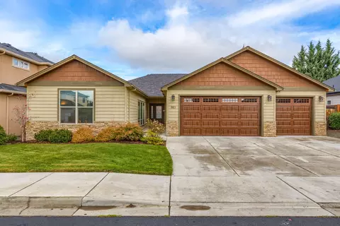 983 Pumpkin Ridge Dr, Eagle Point, OR 97524 photo 1