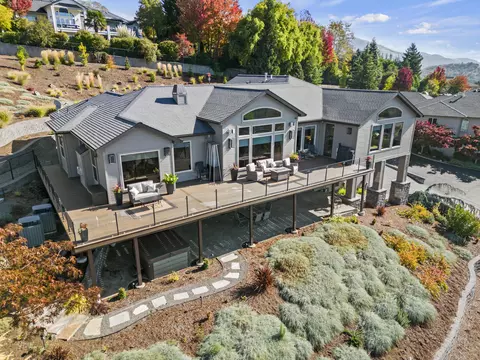 1566 Satellite Dr, Medford, OR 97504