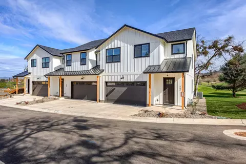 101 Golf View Dr, Eagle Point, OR 97524 photo 1