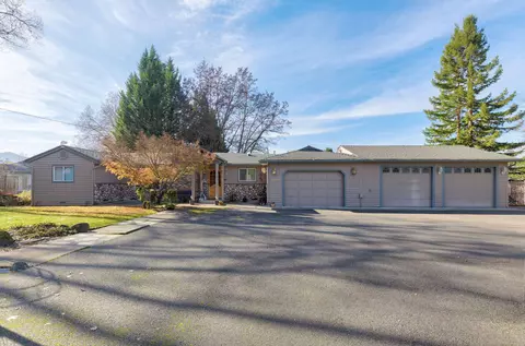 1001 Mayfair Ln, Grants Pass, OR 97527