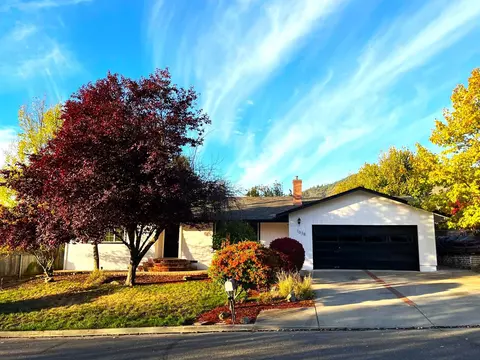 1038 NE Pepperwood Dr, Grants Pass, OR 97526