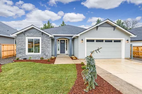 2833 Caldera Ln, Medford, OR 97504