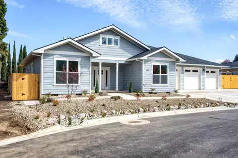 416 Mayberry Ln, Central Point, OR 97502
