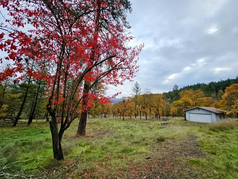 5850 Rhodes Ln, Eagle Point, OR 97524