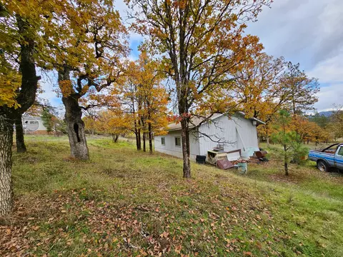 5850 Rhodes Ln, Eagle Point, OR 97524 photo 3
