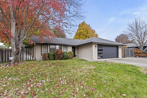 3251 Blackthorn Way, Medford, OR 97504