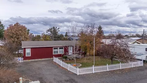 1946 SW 24th St, Redmond, OR 97756