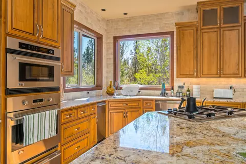 Kitchen - 1668 NW Summit Dr, Bend, OR 97703 photo 3 of 5