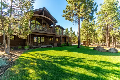 Exterior - 1668 NW Summit Dr, Bend, OR 97703 photo 17 of 20