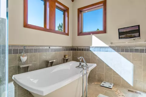 Bath - 1668 NW Summit Dr, Bend, OR 97703 photo 2 of 7