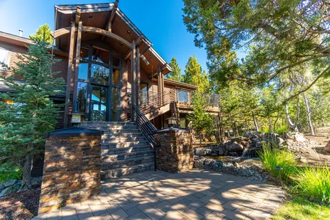 Exterior - 1668 NW Summit Dr, Bend, OR 97703 photo 10 of 20