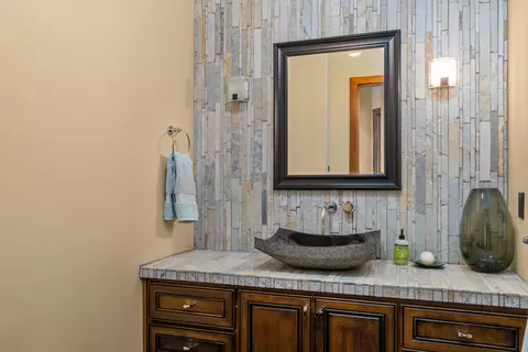 Bath - 1668 NW Summit Dr, Bend, OR 97703 photo 4 of 7