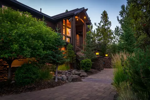 Exterior - 1668 NW Summit Dr, Bend, OR 97703 photo 8 of 20
