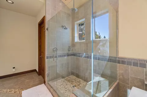 Bath - 1668 NW Summit Dr, Bend, OR 97703 photo 3 of 7