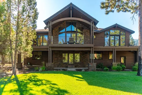 Exterior - 1668 NW Summit Dr, Bend, OR 97703 photo 15 of 20