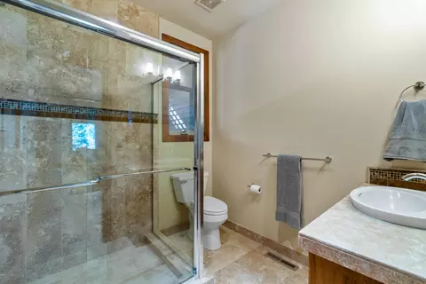 Bath - 1668 NW Summit Dr, Bend, OR 97703 photo 5 of 7