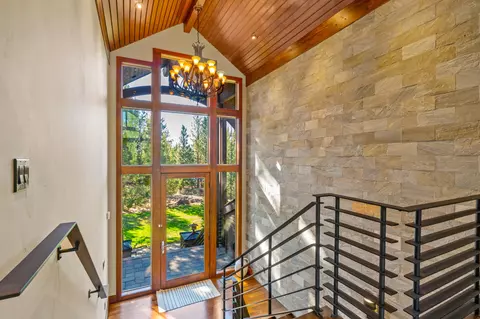 Entry Way - 1668 NW Summit Dr, Bend, OR 97703 photo 2 of 4
