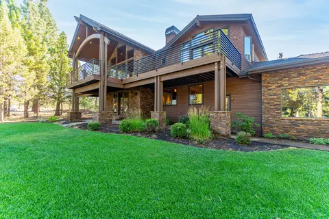 Exterior - 1668 NW Summit Dr, Bend, OR 97703 photo 16 of 20