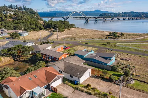 1989 NW Admiralty Cir, Waldport, OR 97394