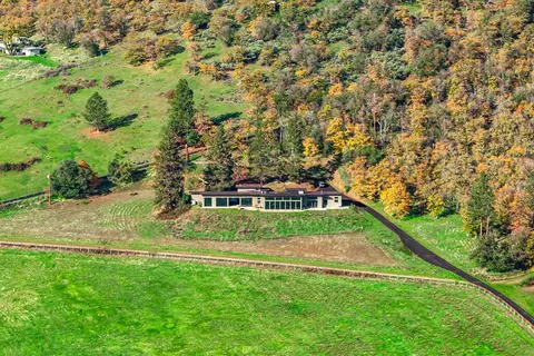 2918 W Griffin Creek Rd, Medford, OR 97501