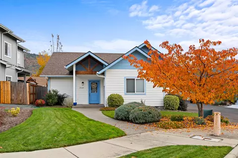 2165 NW Kip Ln, Grants Pass, OR 97526