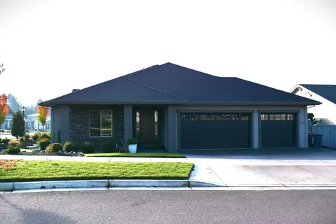 4058 Crystal Springs Dr, Medford, OR 97504