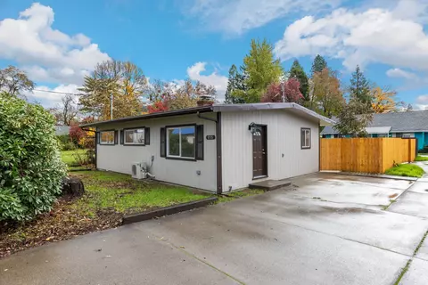 955 SE M St, Grants Pass, OR 97526