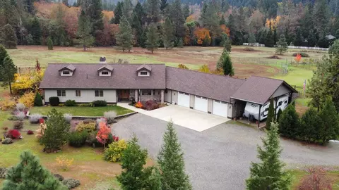 375 Edgerton Ln, Wolf Creek, OR 97497
