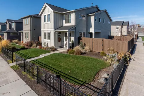 3709 SW Coyote Pl, Redmond, OR 97756