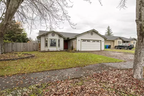 417 Garden Cir, Eagle Point, OR 97524 photo 4