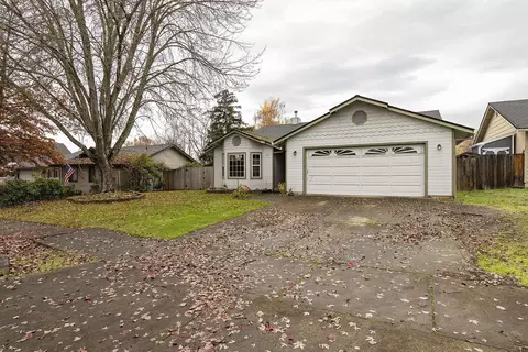 417 Garden Cir, Eagle Point, OR 97524 photo 2