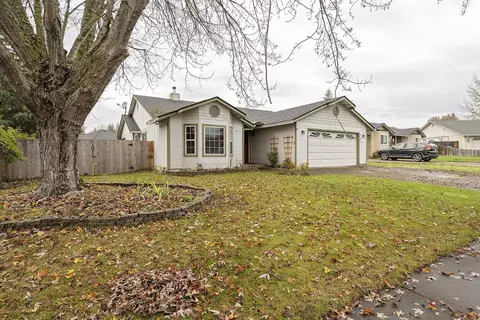 417 Garden Cir, Eagle Point, OR 97524 photo 3
