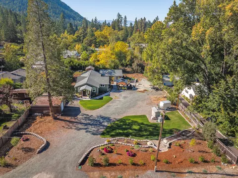 160 Gordon Way N, Grants Pass, OR 97527